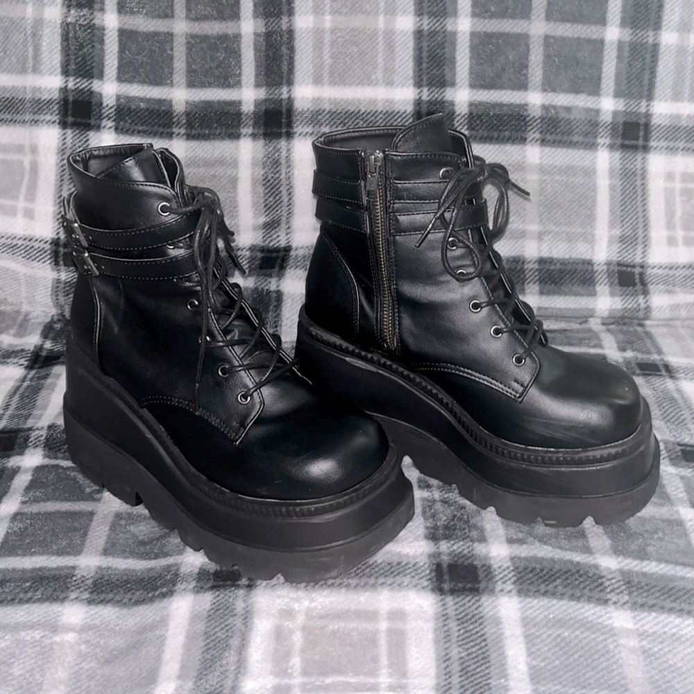 Demonia Shaker 52 platform ankle boots